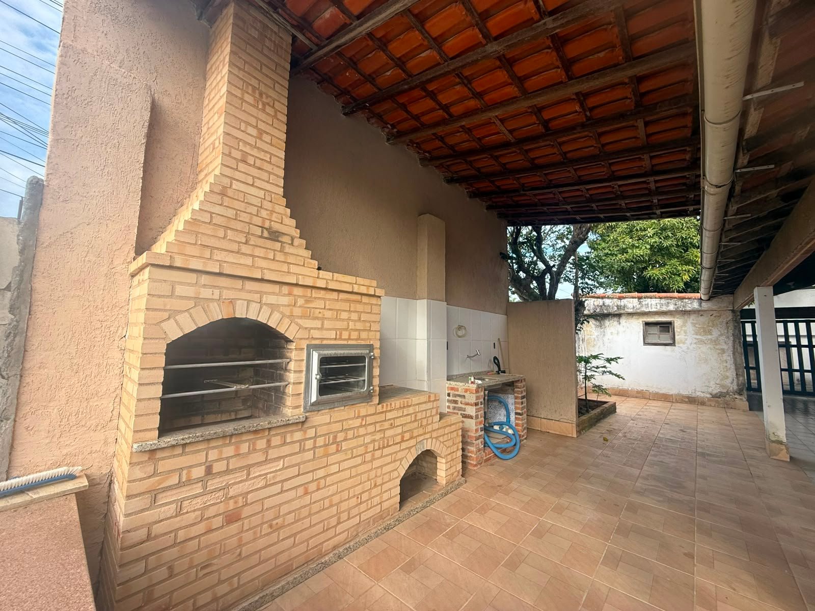 EXCELENTE CASA COM 4 QUARTOS, PISCINA E EDÍCULA ATRÁS - CIDADE NOVA