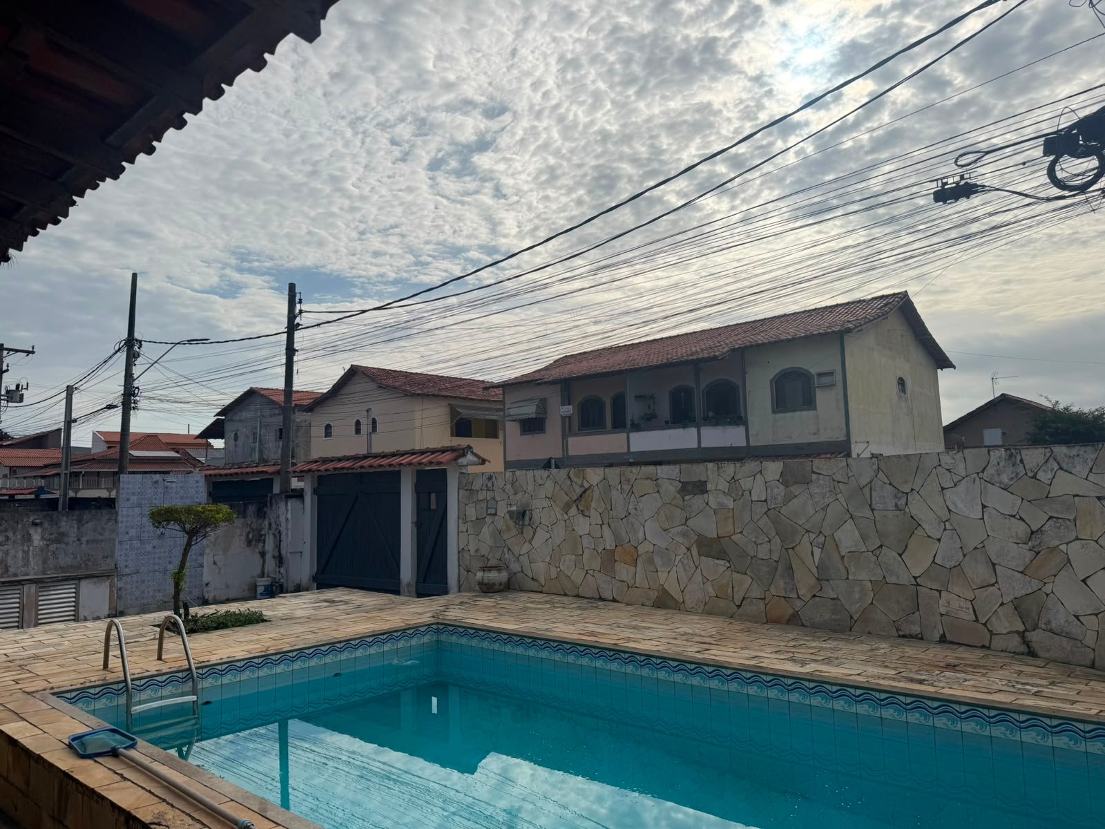 EXCELENTE CASA COM 4 QUARTOS, PISCINA E EDÍCULA ATRÁS - CIDADE NOVA