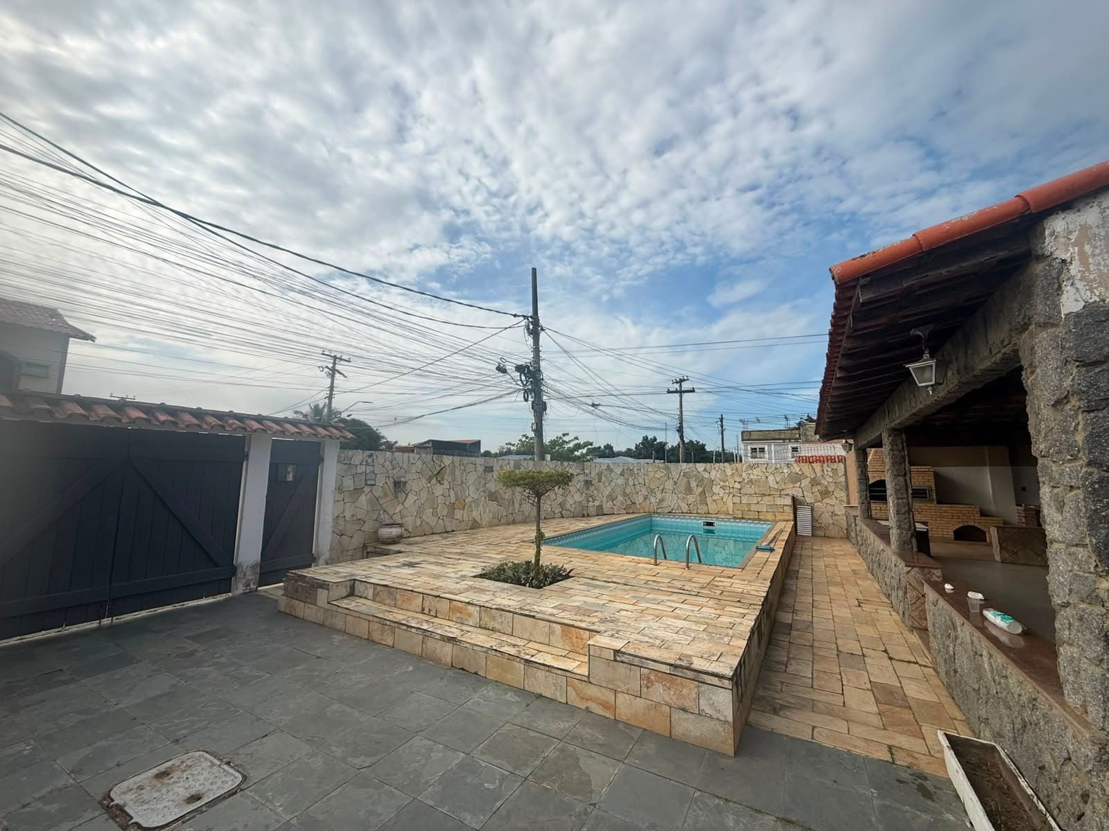 EXCELENTE CASA COM 4 QUARTOS, PISCINA E EDÍCULA ATRÁS - CIDADE NOVA