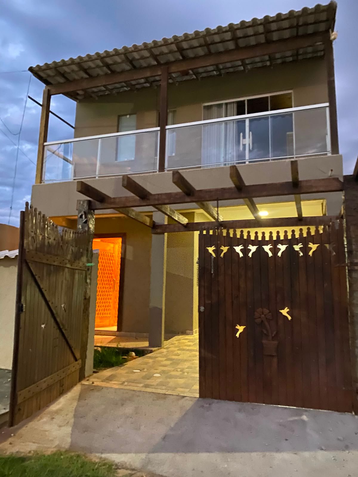 CASA COM PISCINA E ACABAMENTOS DE ALTO PADRÃO - R$ 260.000