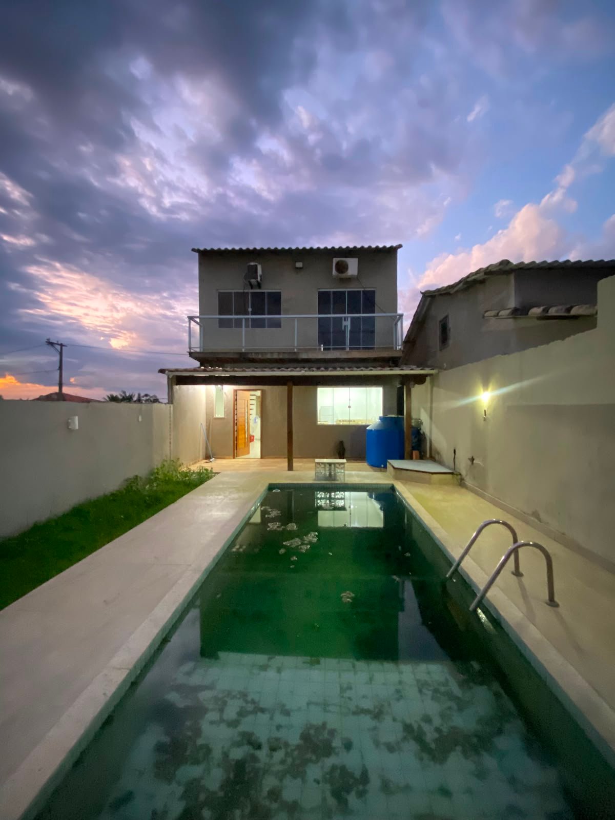 CASA COM PISCINA E ACABAMENTOS DE ALTO PADRÃO - R$ 260.000
