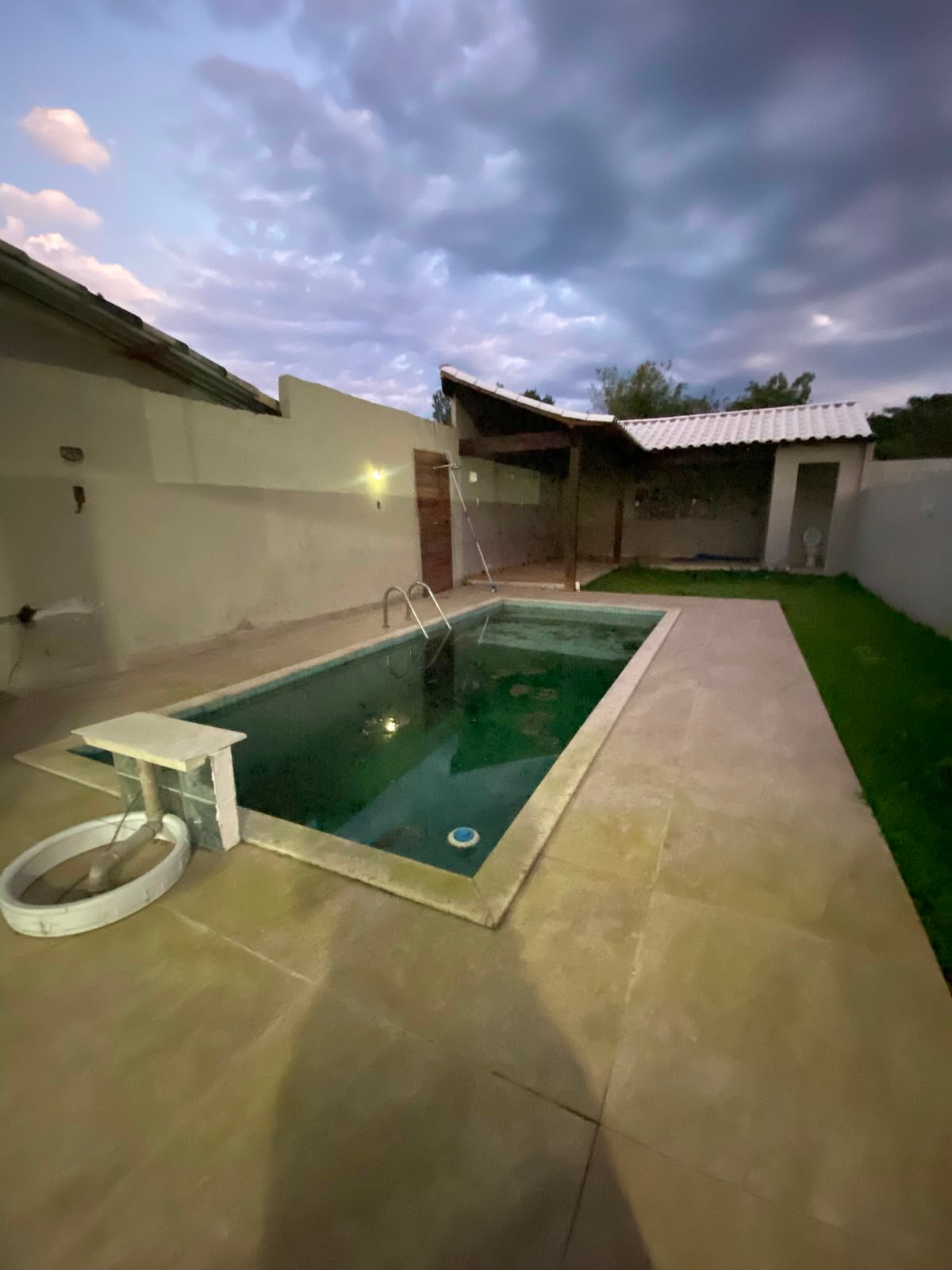 CASA COM PISCINA E ACABAMENTOS DE ALTO PADRÃO - R$ 260.000