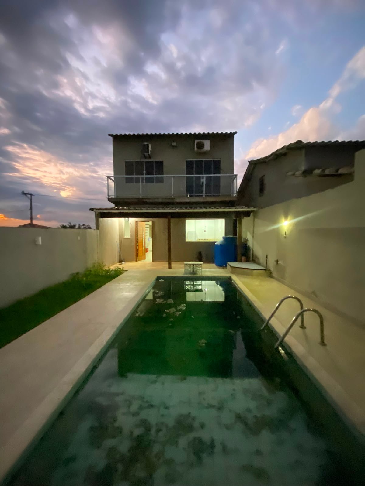 CASA COM PISCINA E ACABAMENTOS DE ALTO PADRÃO - R$ 260.000