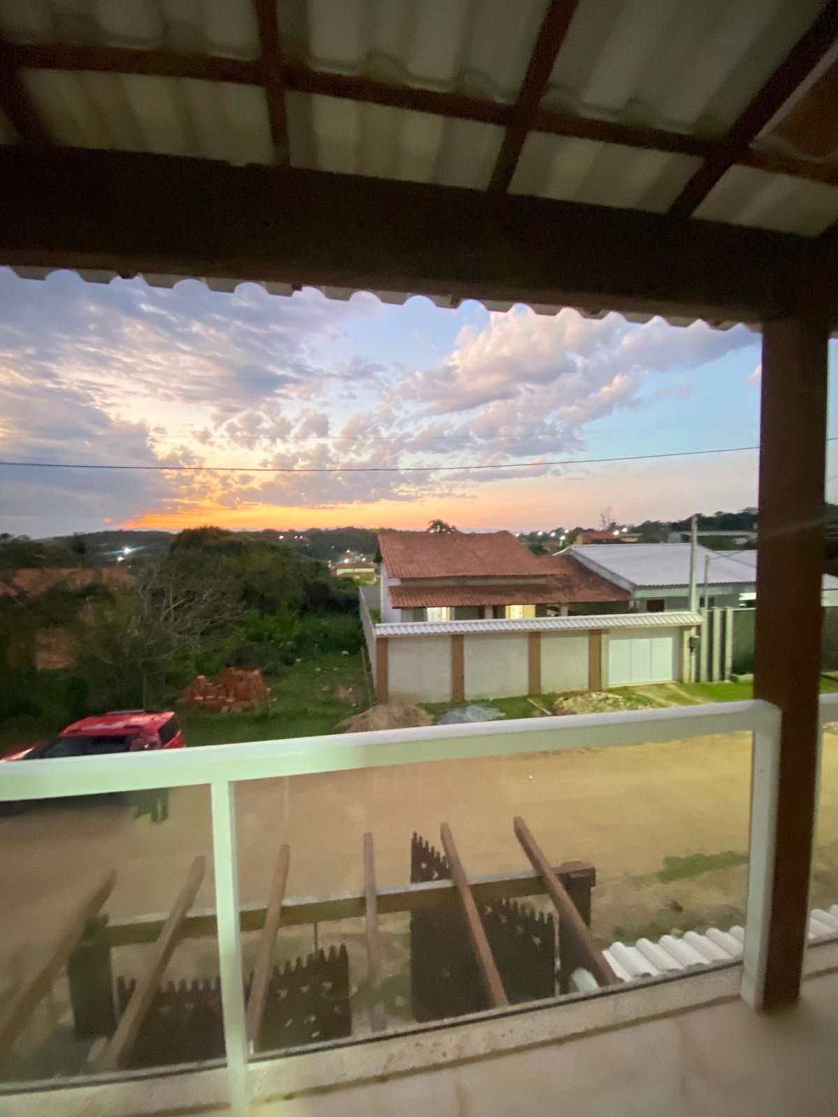 CASA COM PISCINA E ACABAMENTOS DE ALTO PADRÃO - R$ 260.000