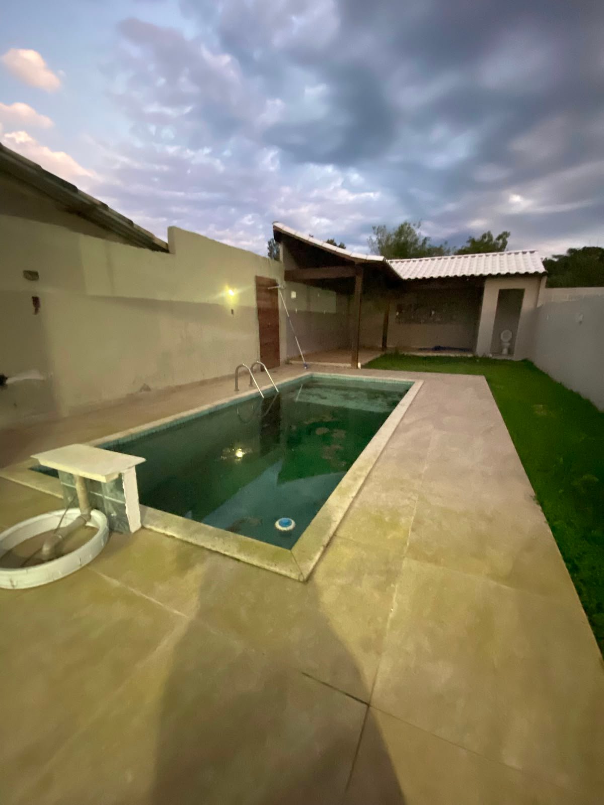 CASA COM PISCINA E ACABAMENTOS DE ALTO PADRÃO - R$ 260.000
