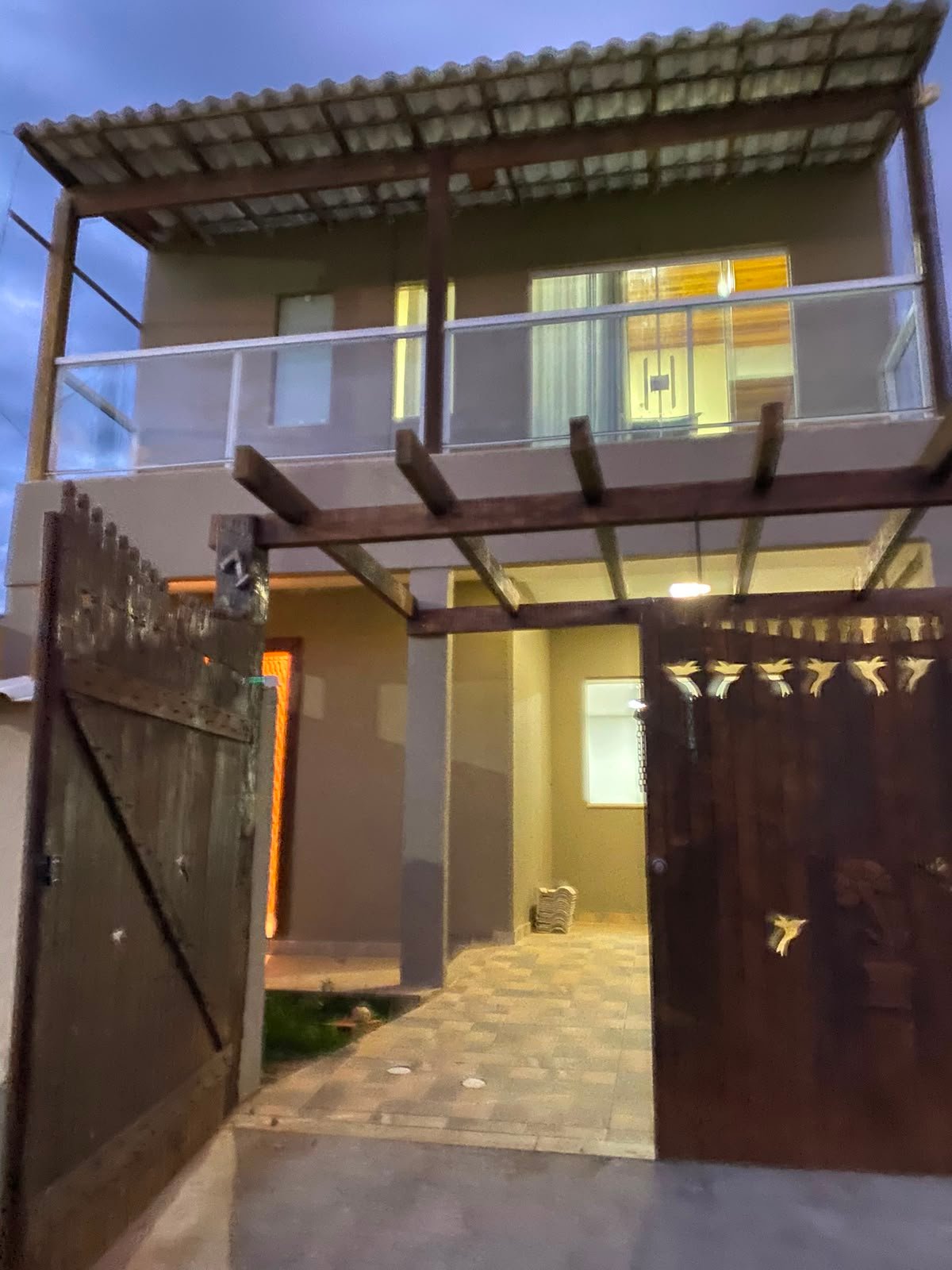 CASA COM PISCINA E ACABAMENTOS DE ALTO PADRÃO - R$ 260.000