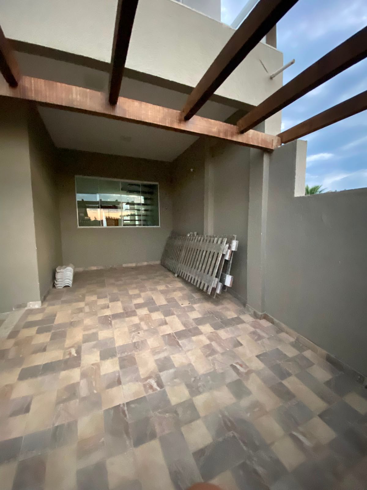 CASA COM PISCINA E ACABAMENTOS DE ALTO PADRÃO - R$ 260.000
