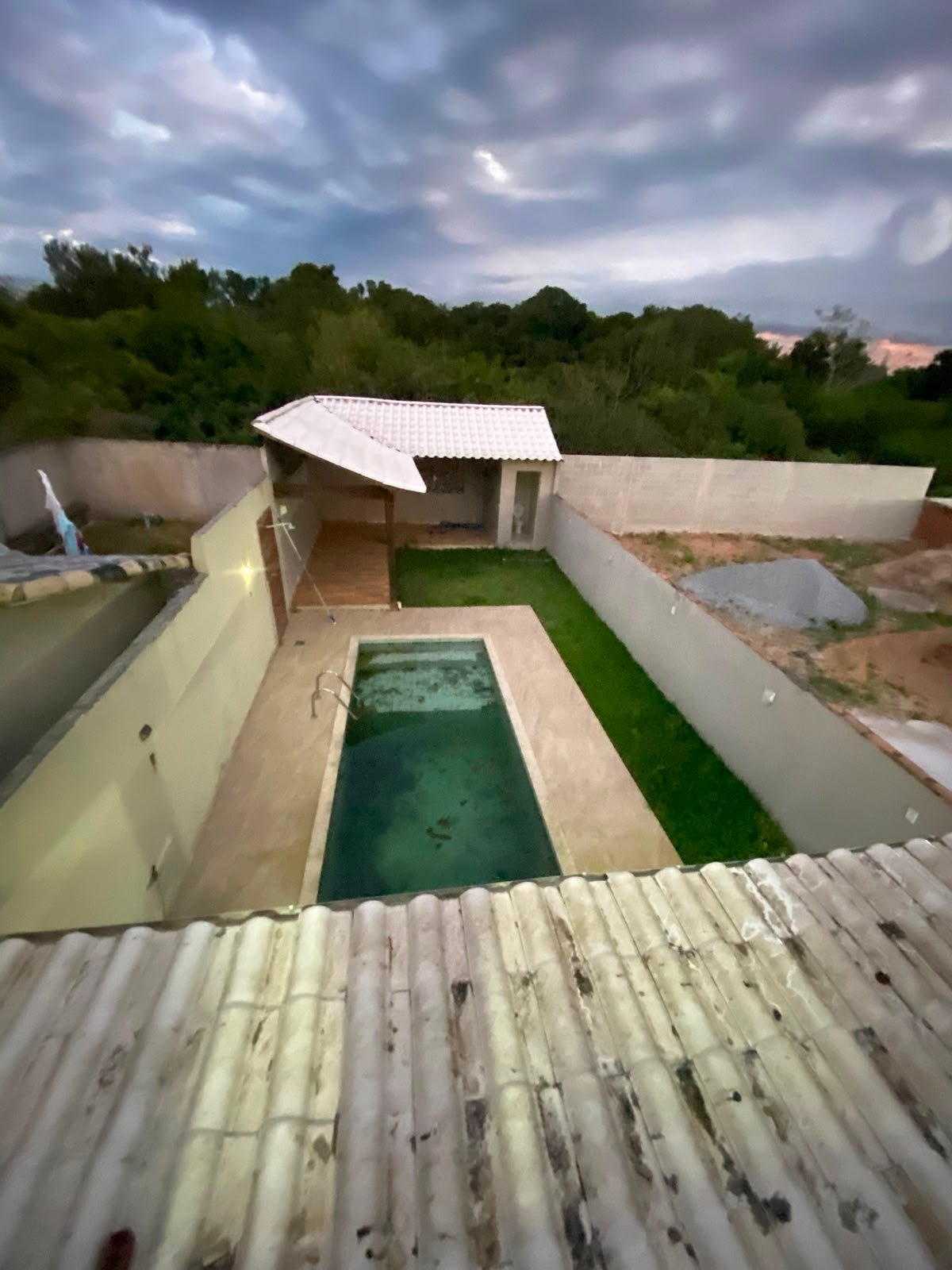 CASA COM PISCINA E ACABAMENTOS DE ALTO PADRÃO - R$ 260.000