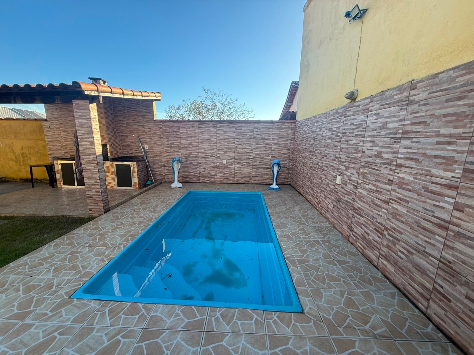 CASA À VENDA COM PISCINA POR R$ 400.000