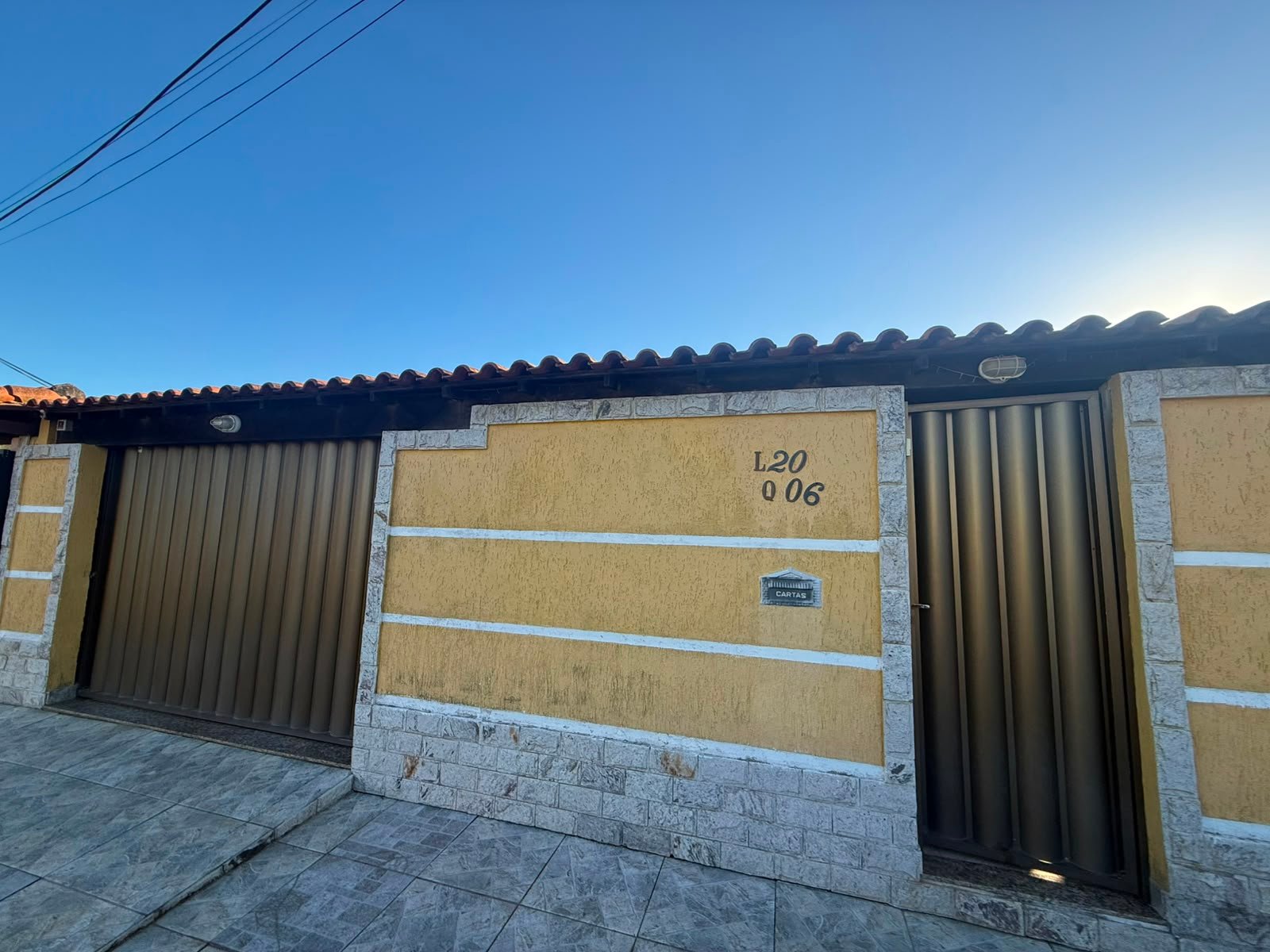 CASA À VENDA COM PISCINA POR R$ 400.000