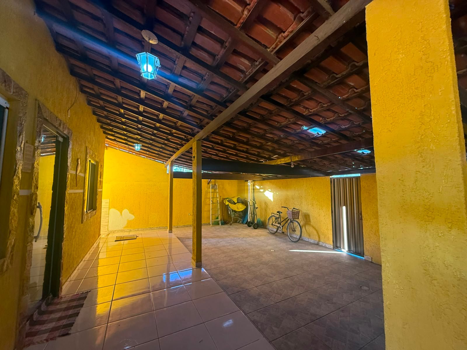 CASA À VENDA COM PISCINA POR R$ 400.000