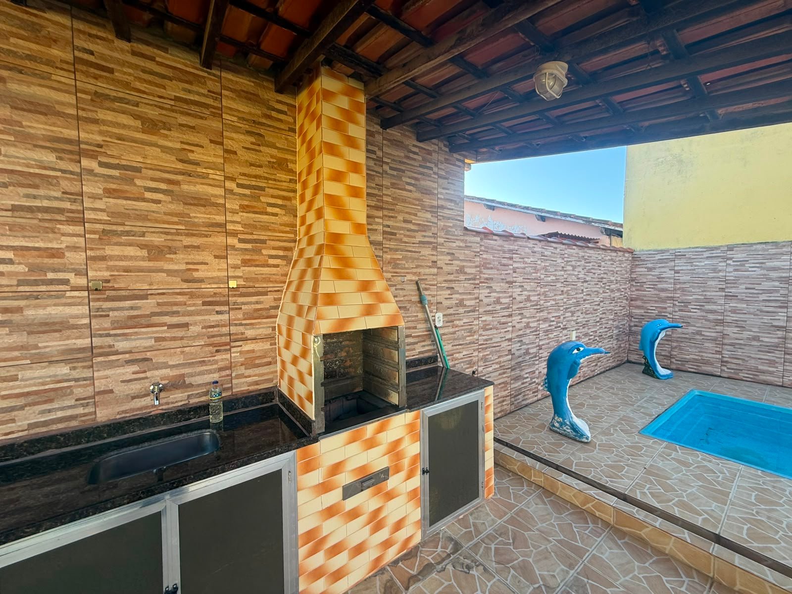 CASA À VENDA COM PISCINA POR R$ 400.000