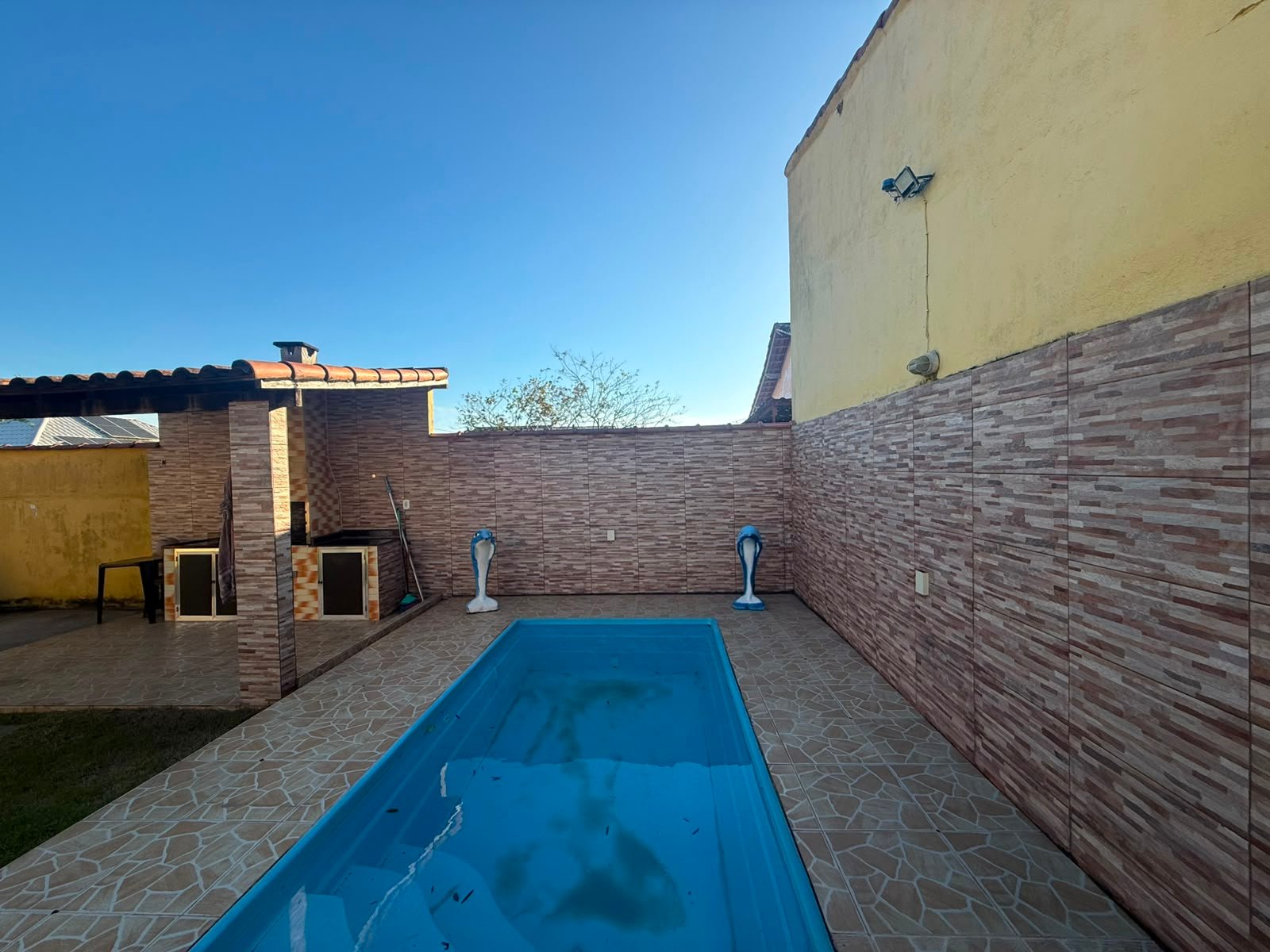 CASA À VENDA COM PISCINA POR R$ 400.000